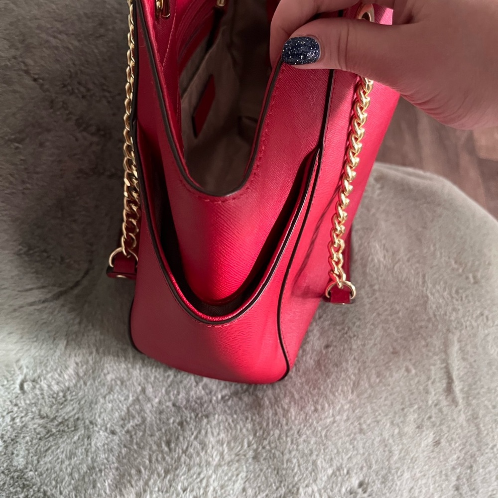 Michael Kors Red Saffiano Leather Shoulder Bag with Gold Chain - Picture 5 of 12